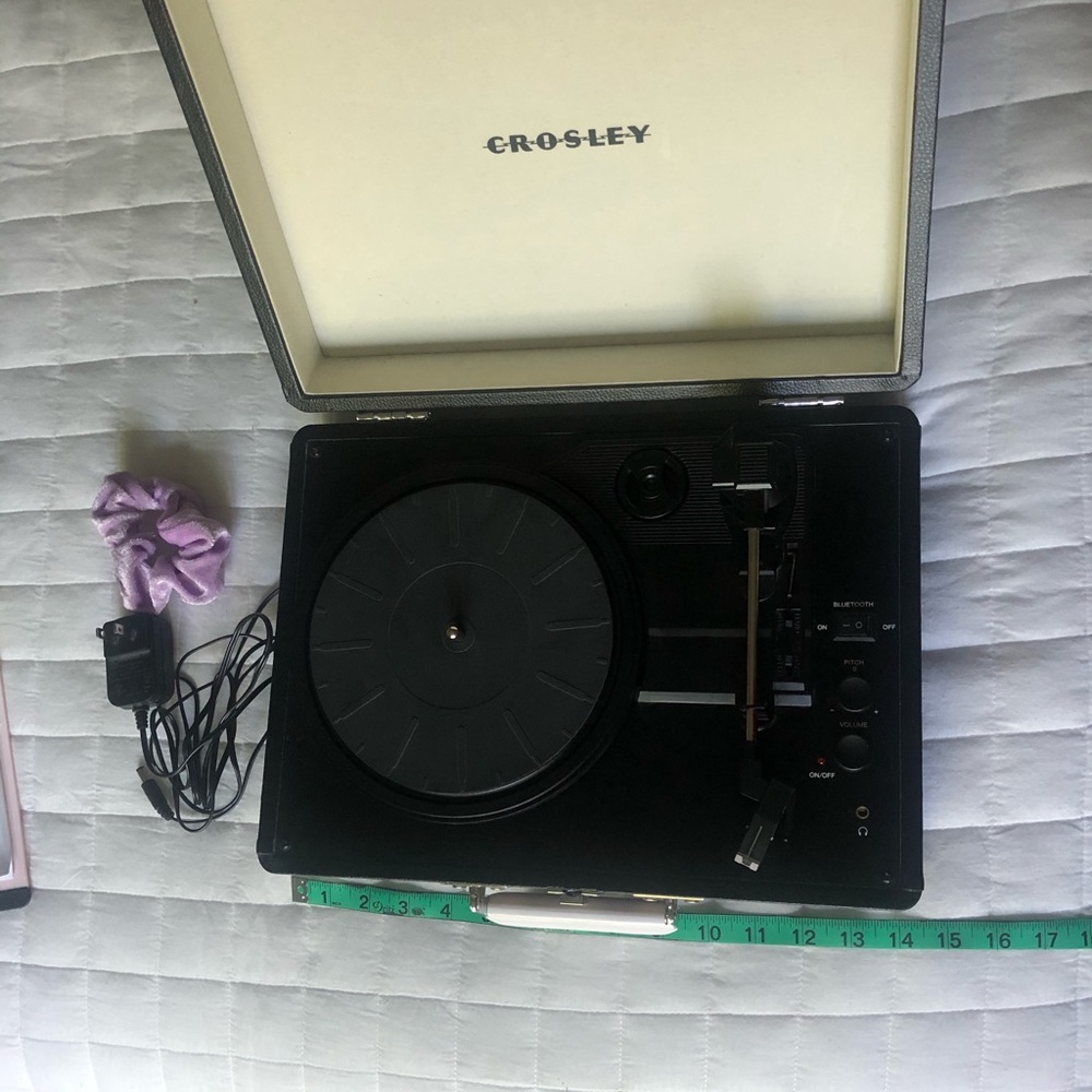 BRAND NEW black Crosley Cruiser Turntable Deluxe